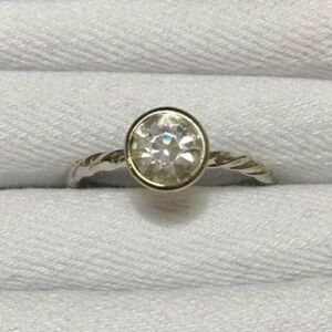 Silver Plated Ring Size 7.75 Twist Band Glass Rhinestone